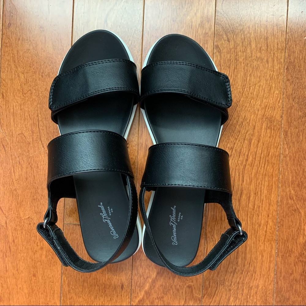 Universal Thread sandal - black